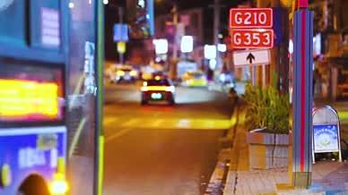 4k实拍夜晚下的公交车城市意境空镜头视频的预览图